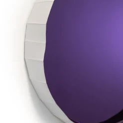 Specchio da parete rotondo Ninfea 50 Nova in ceramica bianca e viola di Paronetto e Botticelli