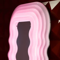 Specchio da Terra e Lampada Ultrafragola in Opalina Rosa di Ettore Sottsass