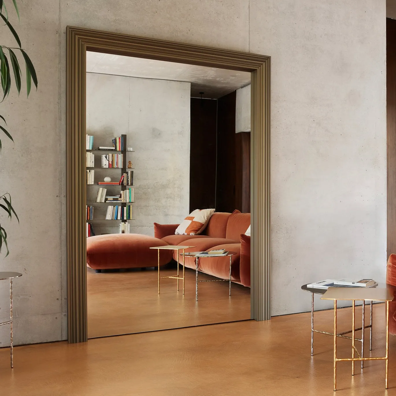 Specchio Da Terra In Alluminio Anodizzato Ottone Spazzolato