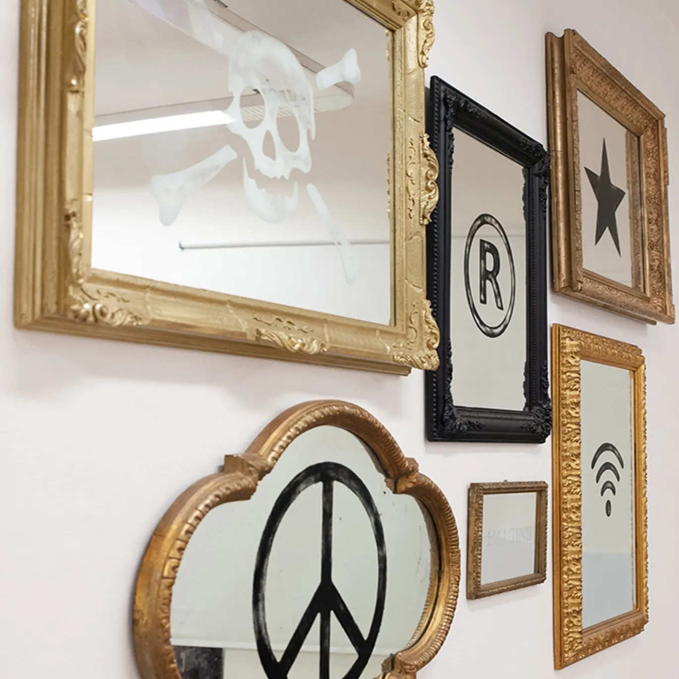 Specchio N.11 Peace Sign Mirror