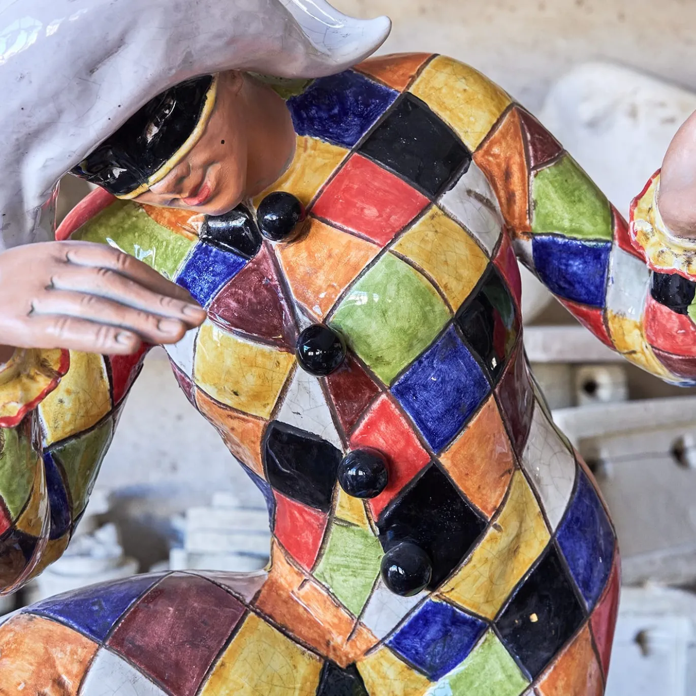 Statua Arlecchino Policroma in Ceramica