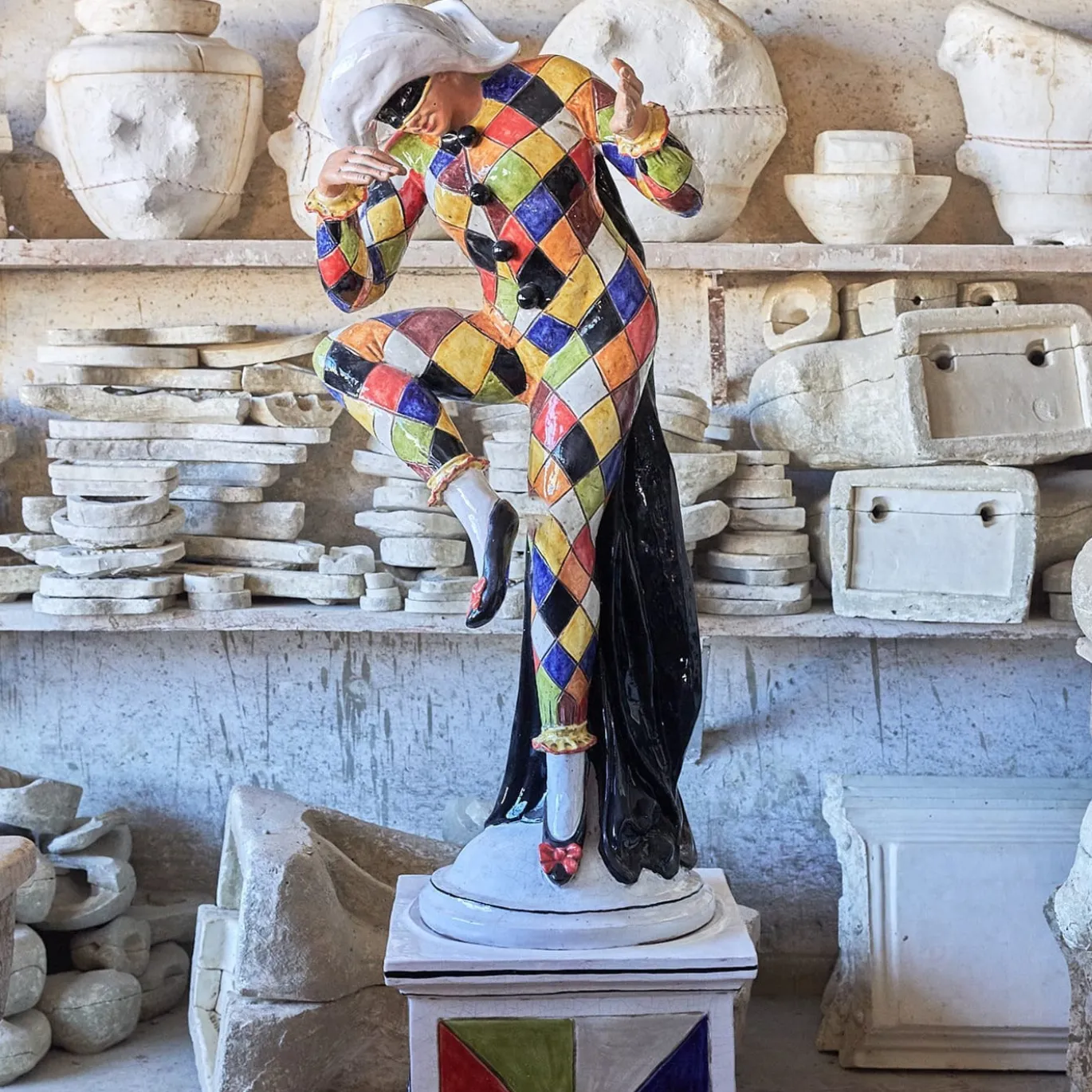 Statua Arlecchino Policroma in Ceramica