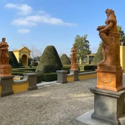 Statua Primavera in terracotta con base festonata