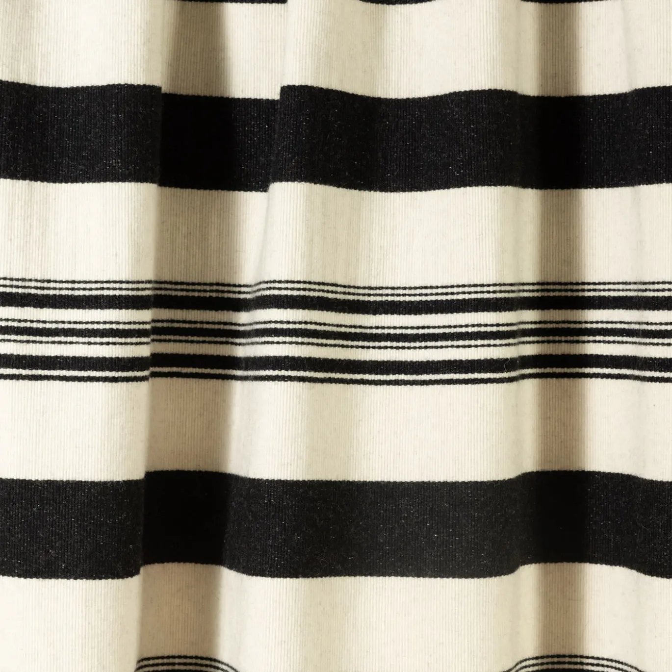 Tacke.d2 Coperta a righe bianche e nere con frange