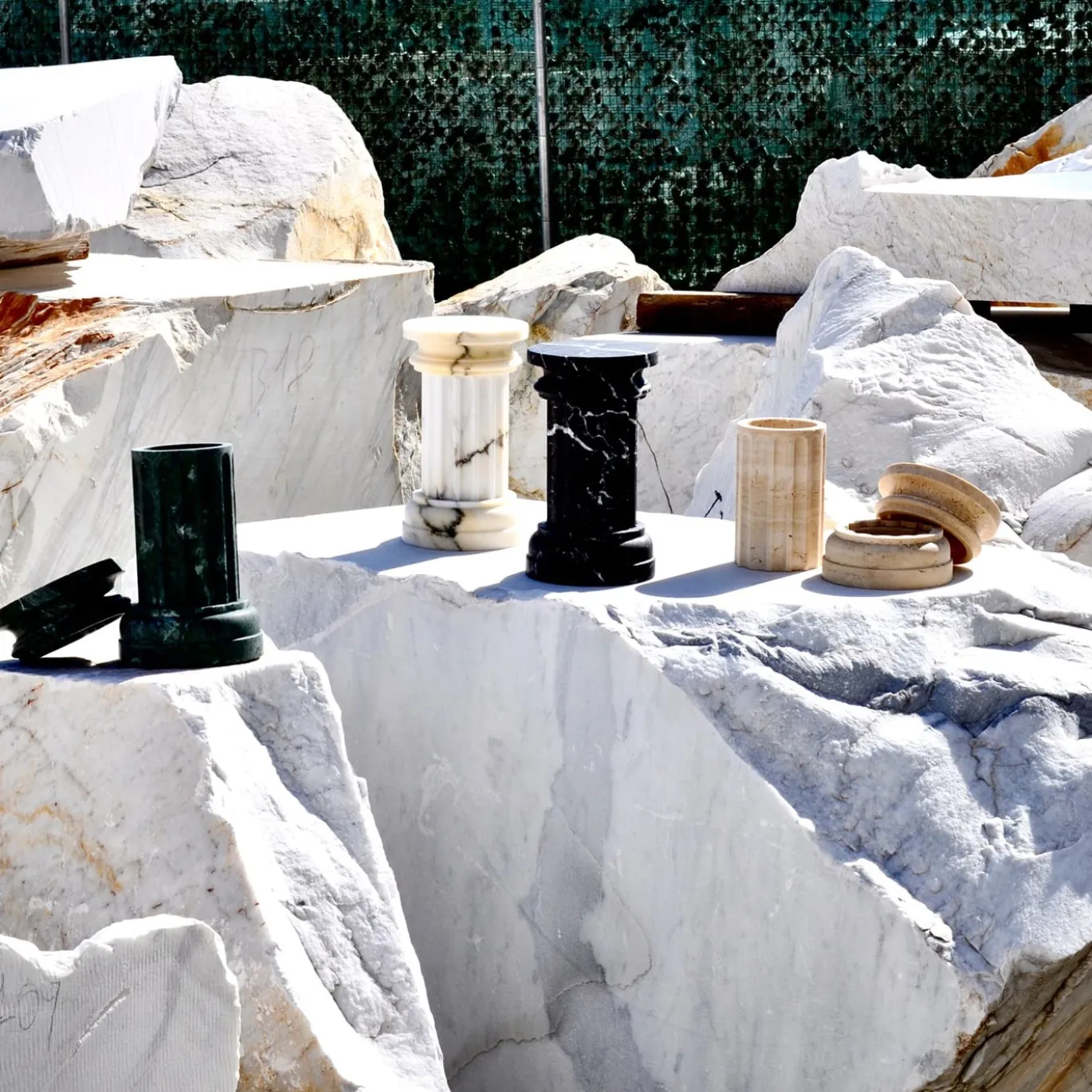 TAN Vaso a colonna in marmo Marquina nero satinato