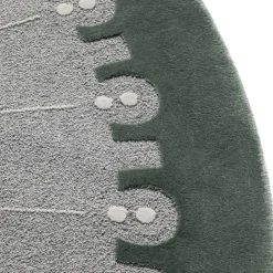 Tappeto CoDeco rotondo in lana e tencel grigio e verde di Marcante-Testa #1