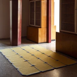 Tappeto Cut Out Giallo in Lana della Nuova Zelanda e Tencel di Marcante-Testa