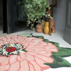 Tappeto Doktor Zinna Flower Rosa di Ken Scott