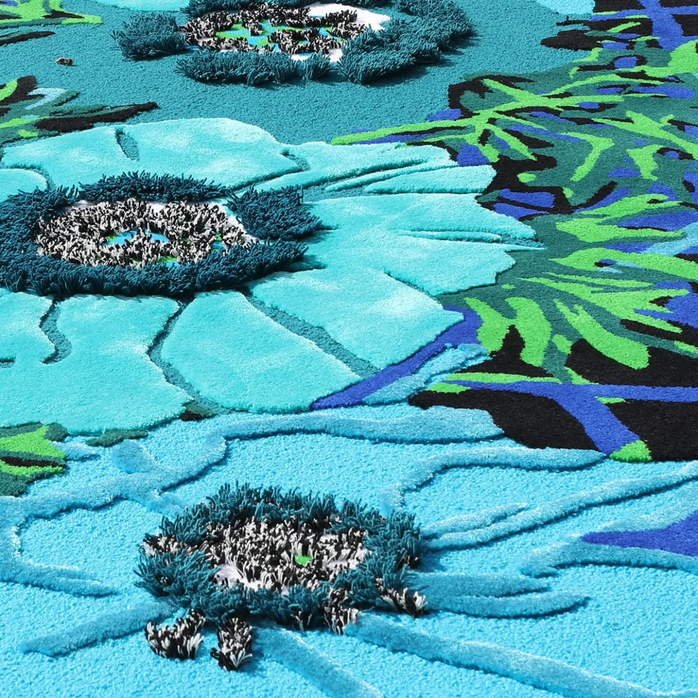 Tappeto Eula a Fiori Tonalit� Blu in Lana di Ken Scott