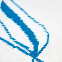 Tappeto in lana Ravie Rouge bianco con motivo a righe blu