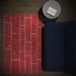 Tappeto in lana rossa fatto a mano con assi di legno