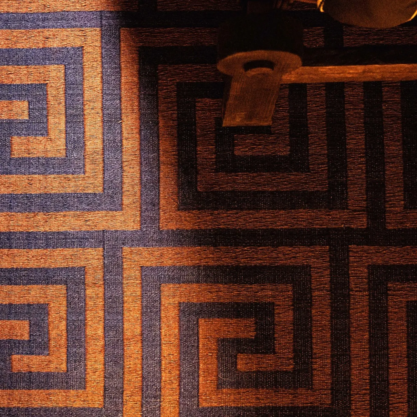 Tappeto Labyrinthe in agave blu oceano e marrone rosso di Léa Zéroil
