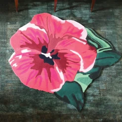 Tappeto Lady S Flower rosso e verde in lana della Nuova Zelanda di Ken Scott