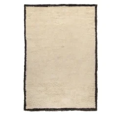 Tappeto Nomadico in Lana Nero e Beige di Amini Studio