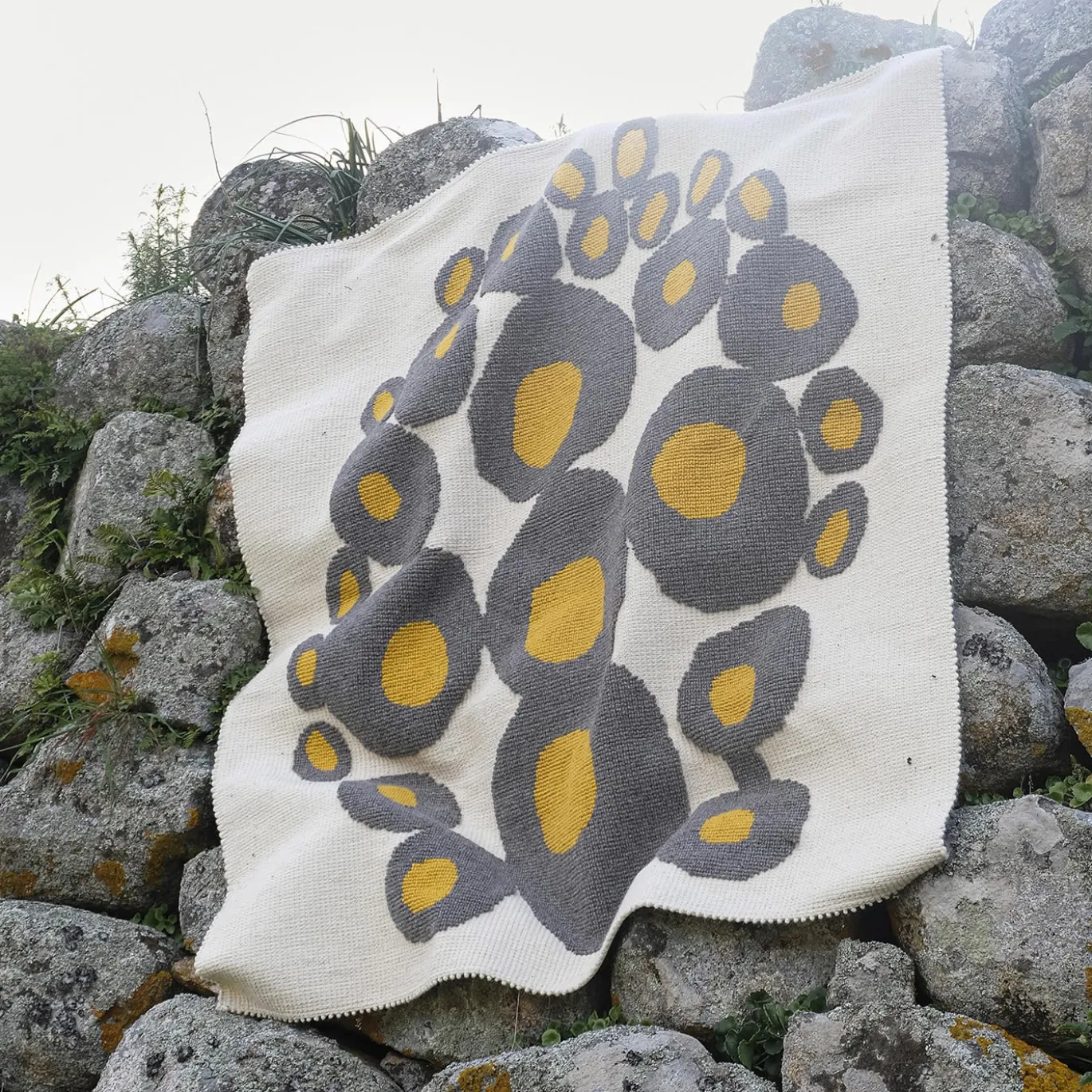 Tappeto Nuraghe 1 rettangolare policromo di Carlo Sanna