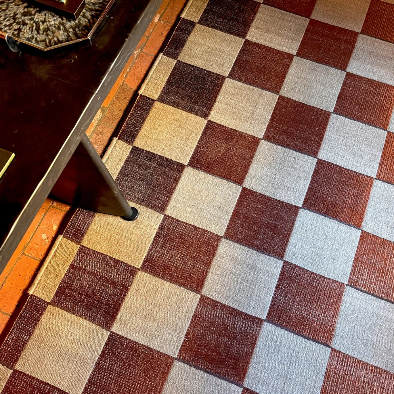 Tappeto rettangolare Damier in Agave e Rame di Droulers