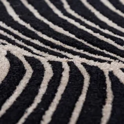 Tappeto Velvety Vortex Ebony & Antique White trapuntato a mano