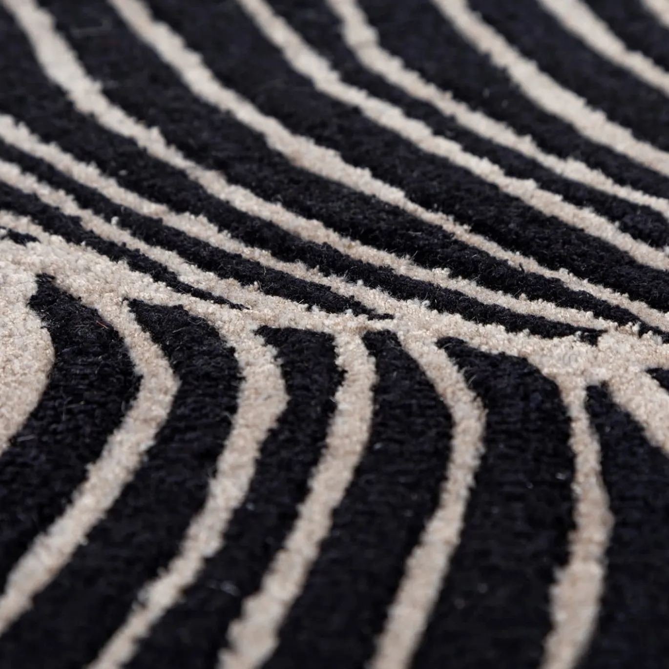Tappeto Velvety Vortex Ebony & Antique White trapuntato a mano