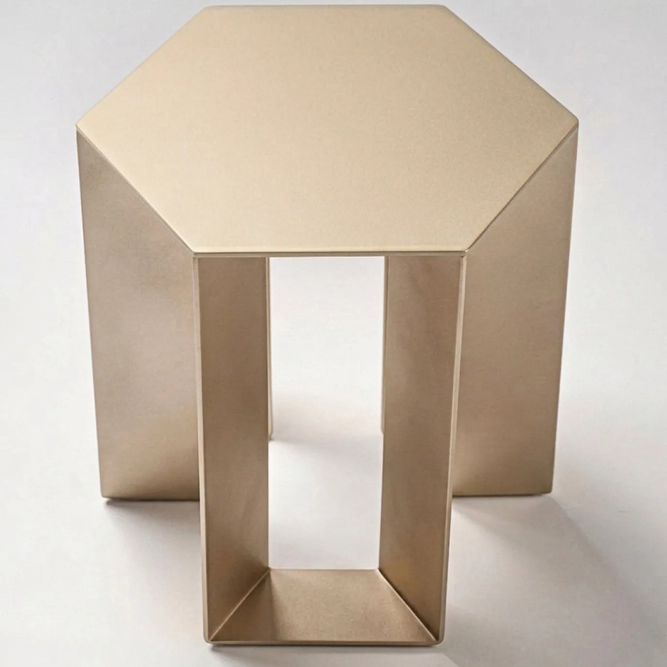 Tavolino Alato in metallo verniciato oro di Antonio Saporito