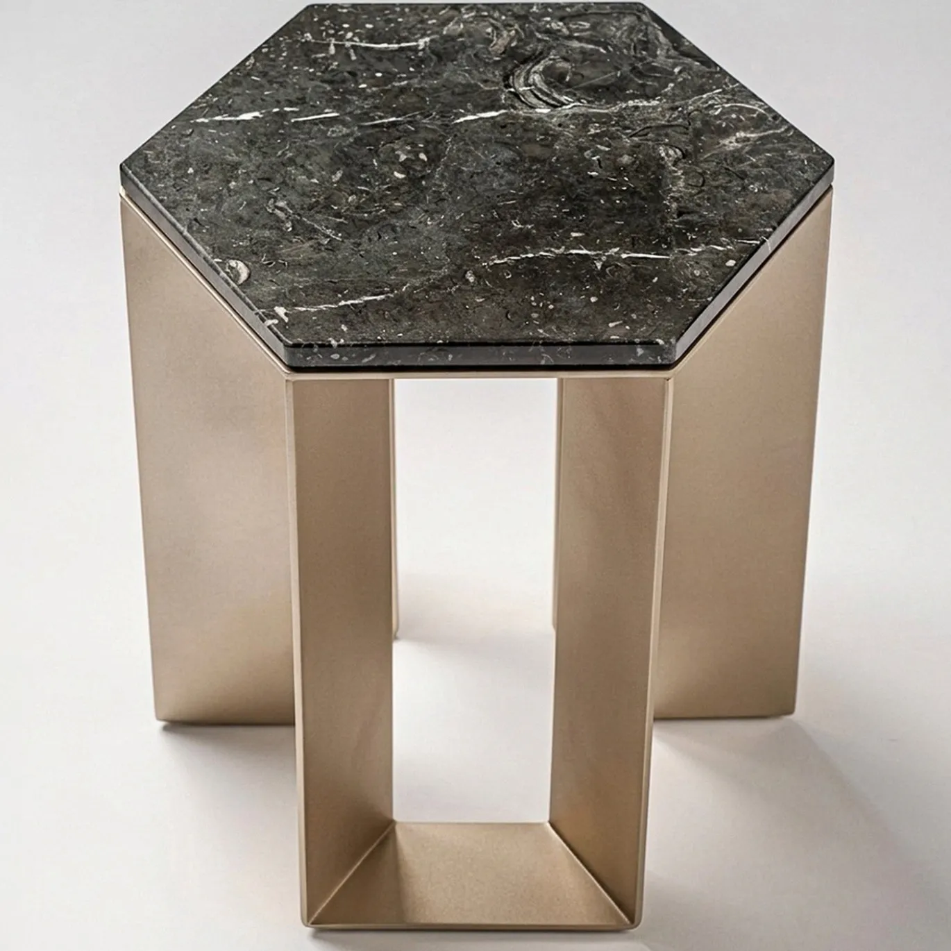 Tavolino Alato in metallo verniciato oro e piano in marmo nero di Antonio Saporito