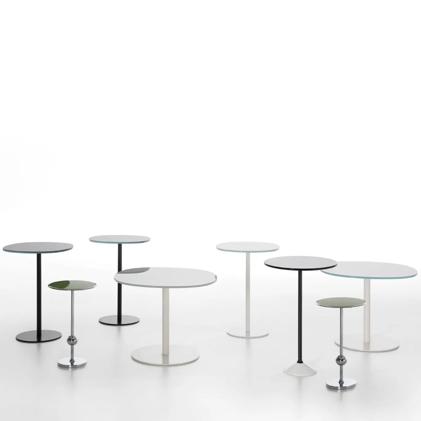 Tavolino alto nero Solenoide di Piero Lissoni