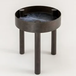 Tavolino alto rotondo in paglia nera Tray