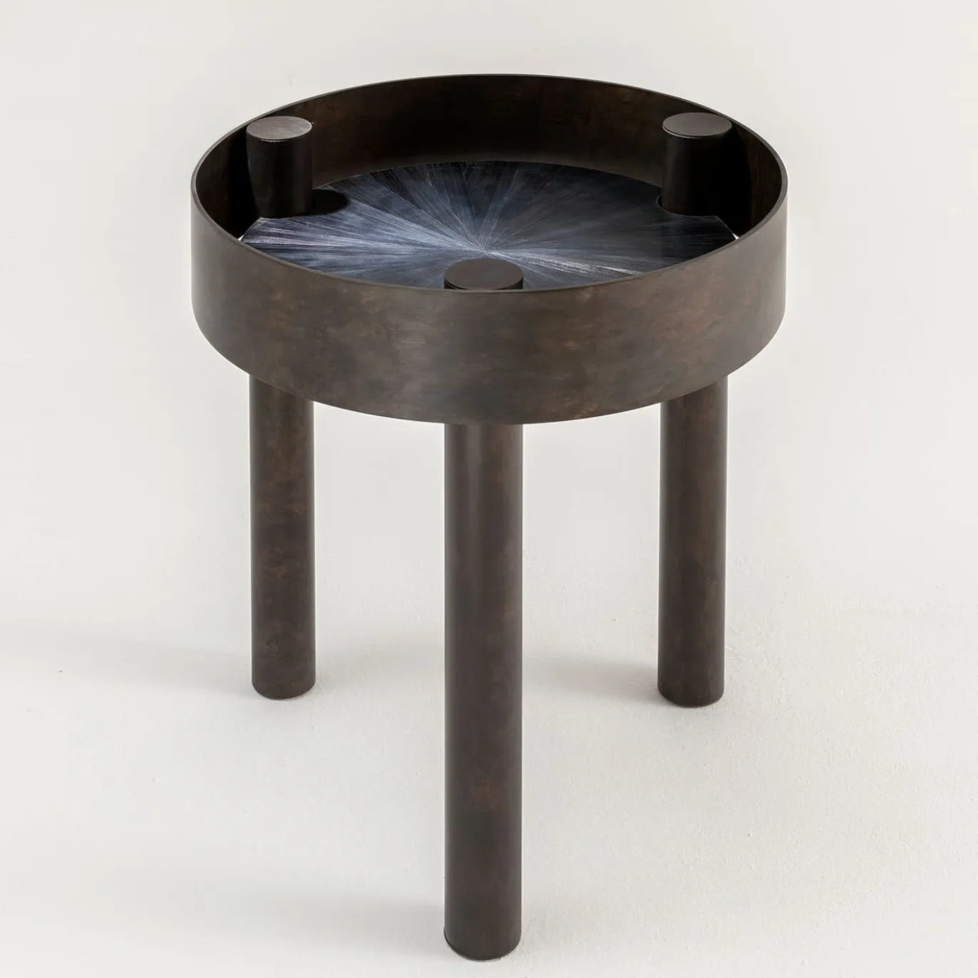 Tavolino alto rotondo in paglia nera Tray