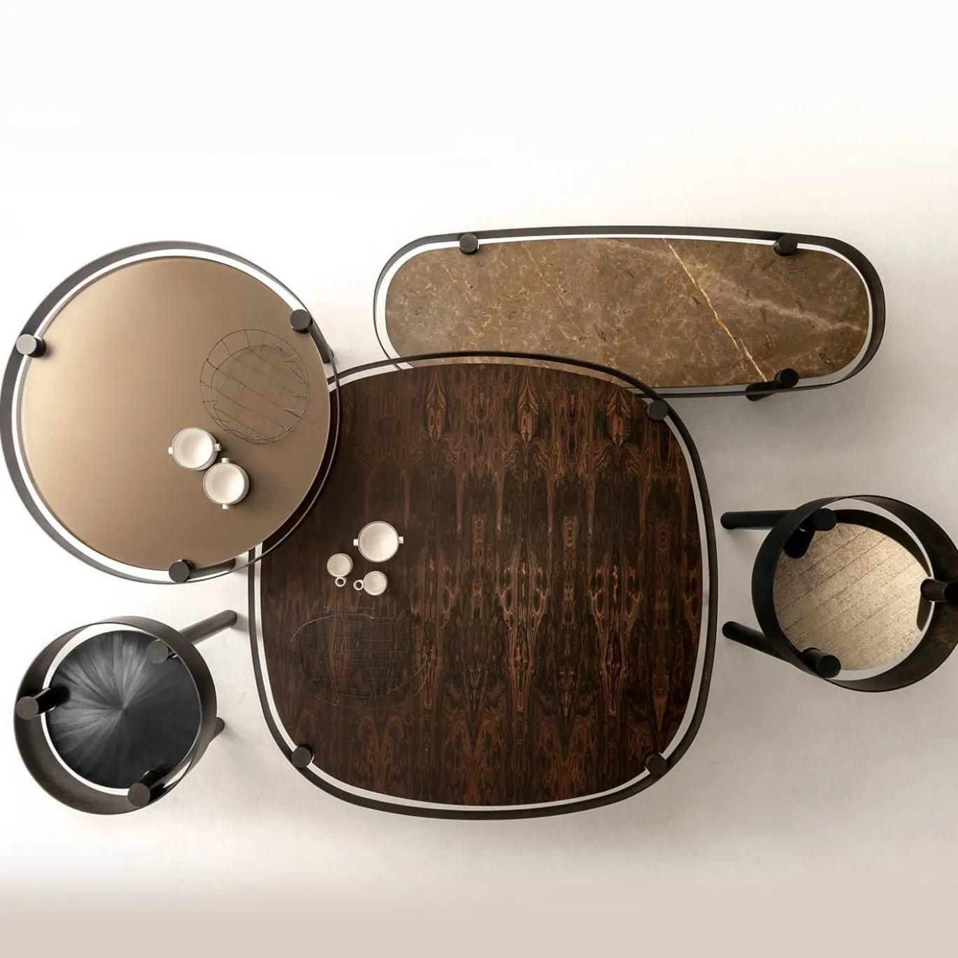 Tavolino alto rotondo in paglia nera Tray