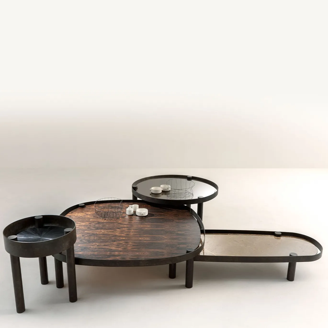 Tavolino alto rotondo in paglia nera Tray