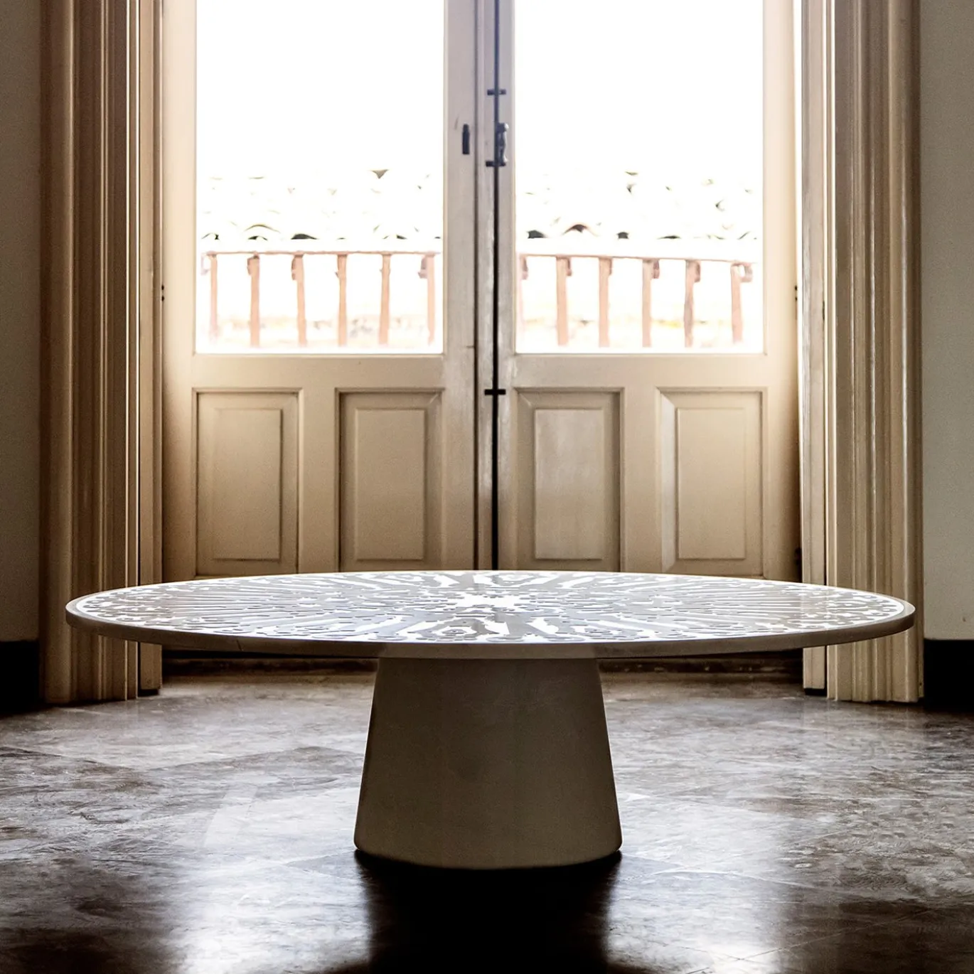 Tavolino Aragona in marmo bianco perlato di Roberto Semprini