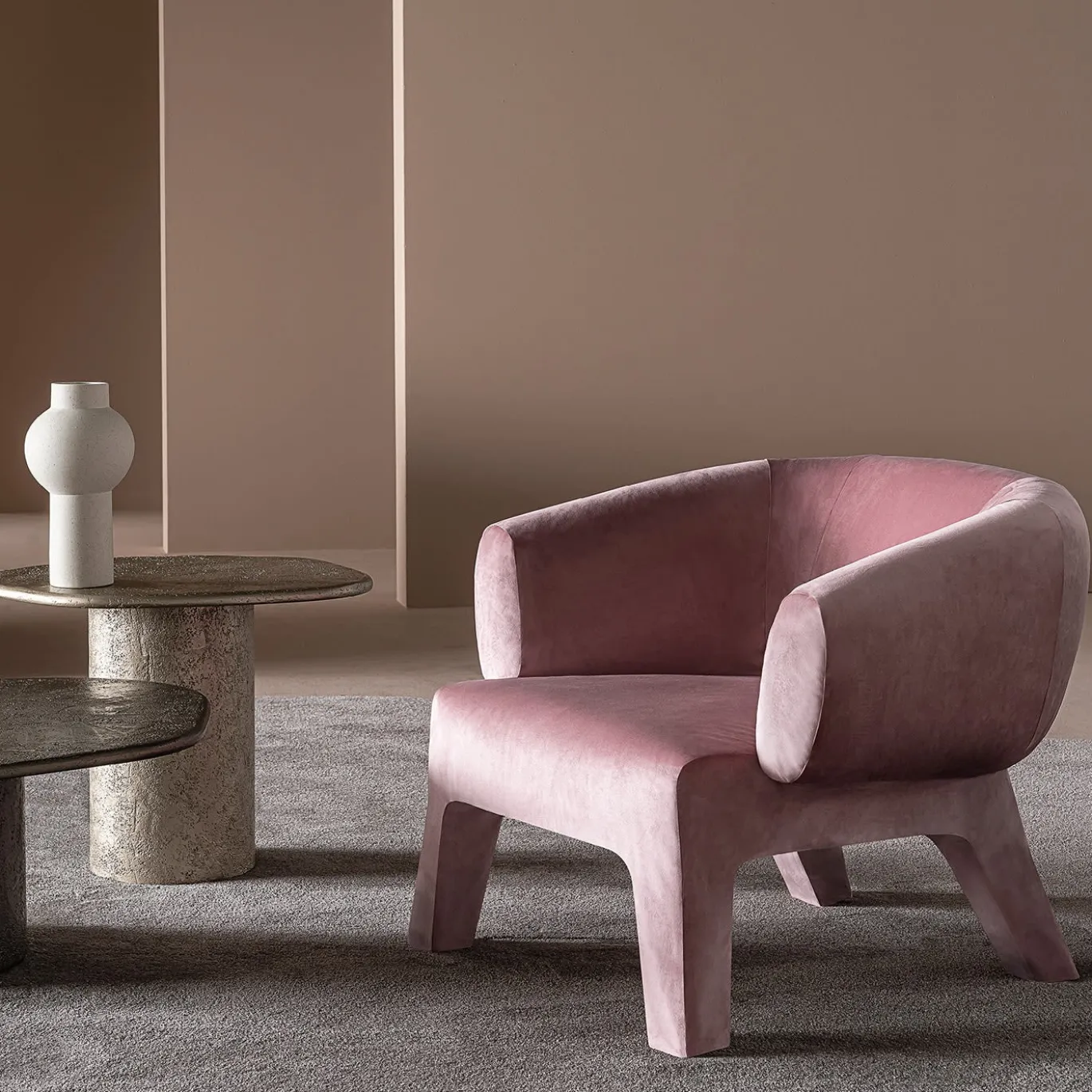 Tavolino Atollo con struttura color champagne di CSM
