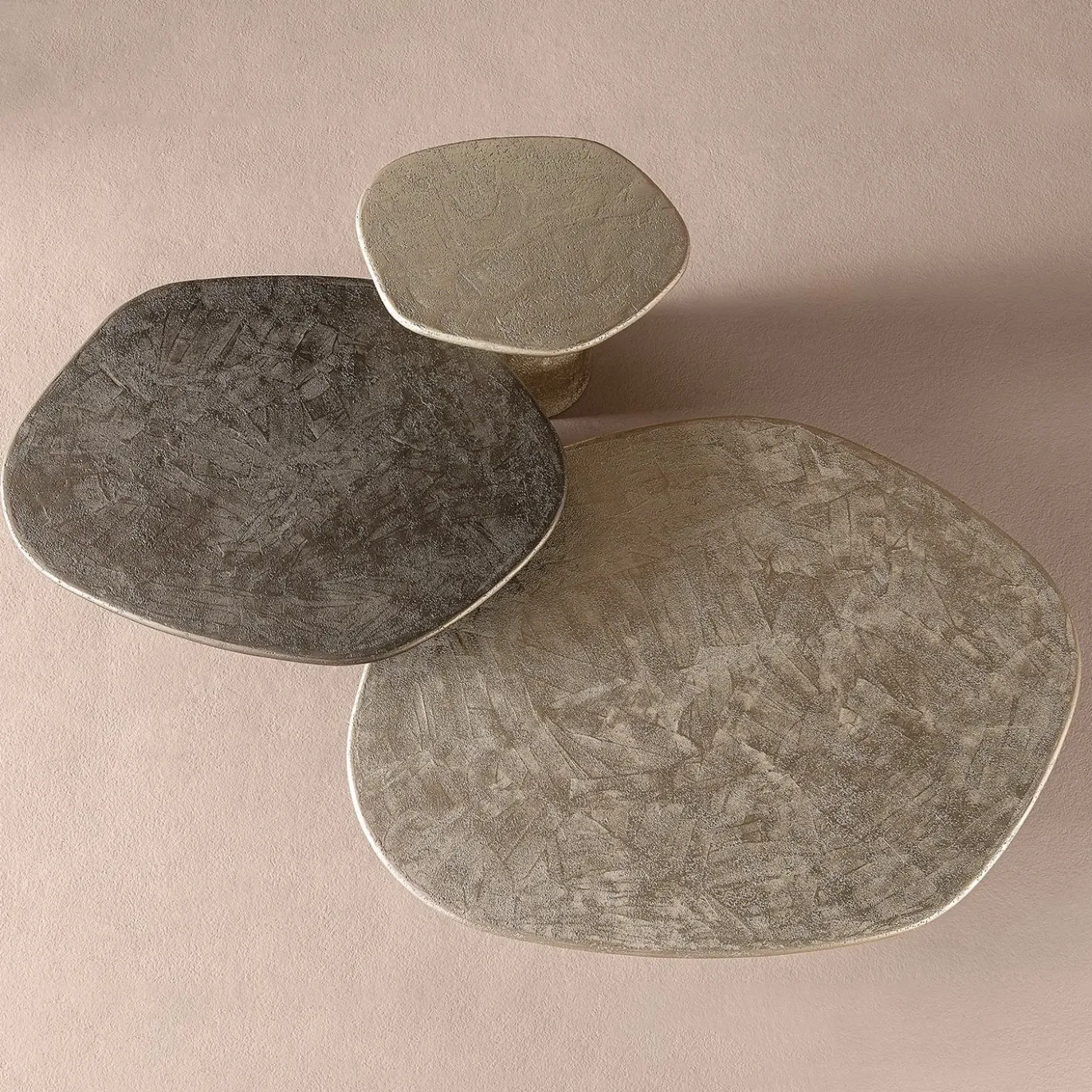 Tavolino Atollo con struttura color champagne di CSM