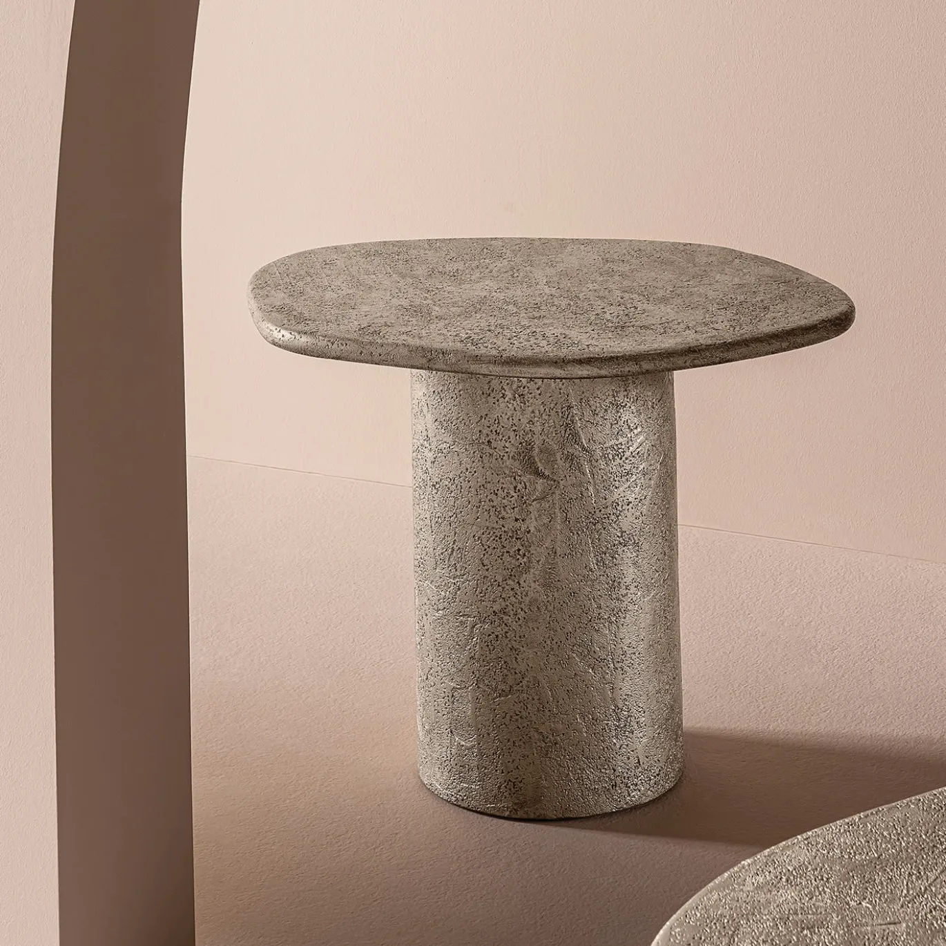 Tavolino Atollo con struttura color champagne di CSM