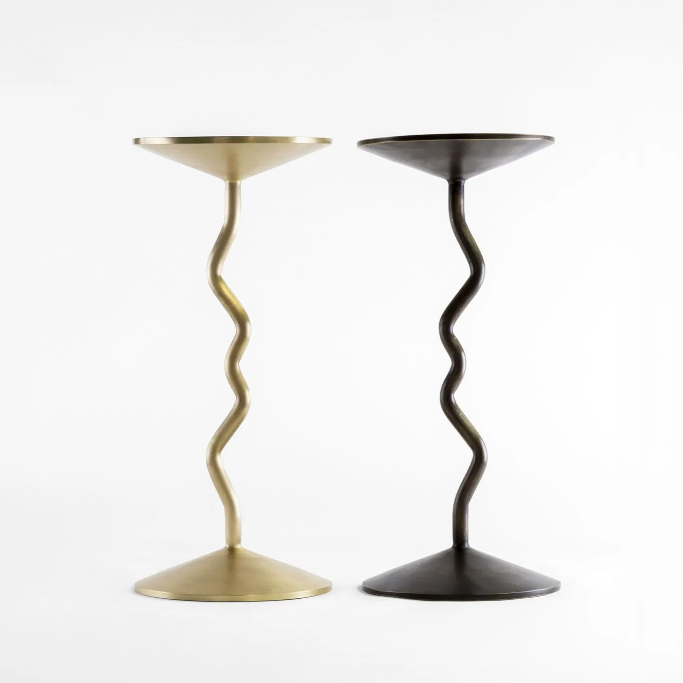 Tavolino Balance multifunzionale in bronzo dorato di Millim Studio