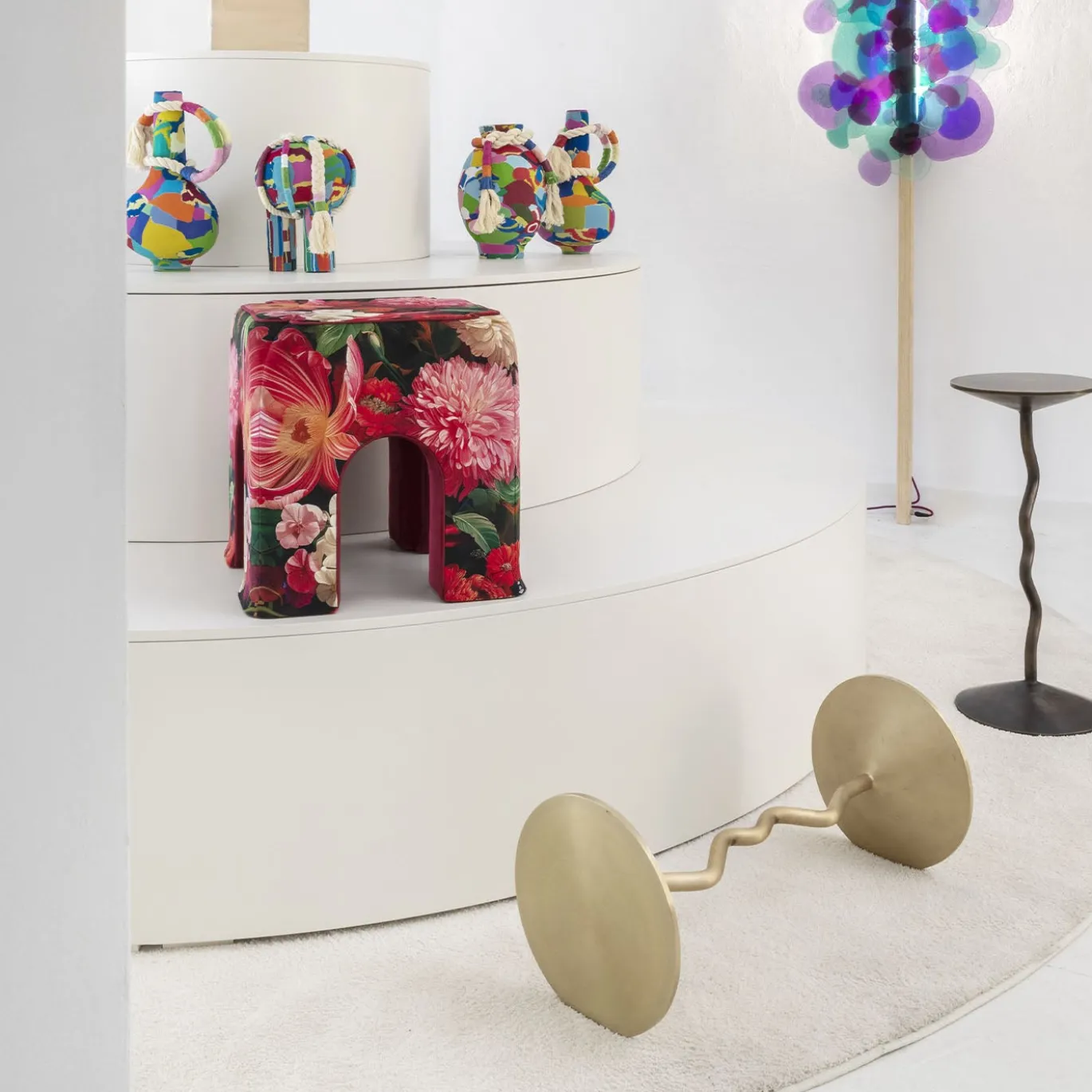 Tavolino Balance multifunzionale in bronzo dorato di Millim Studio