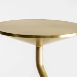 Tavolino Balance multifunzionale in bronzo dorato di Millim Studio