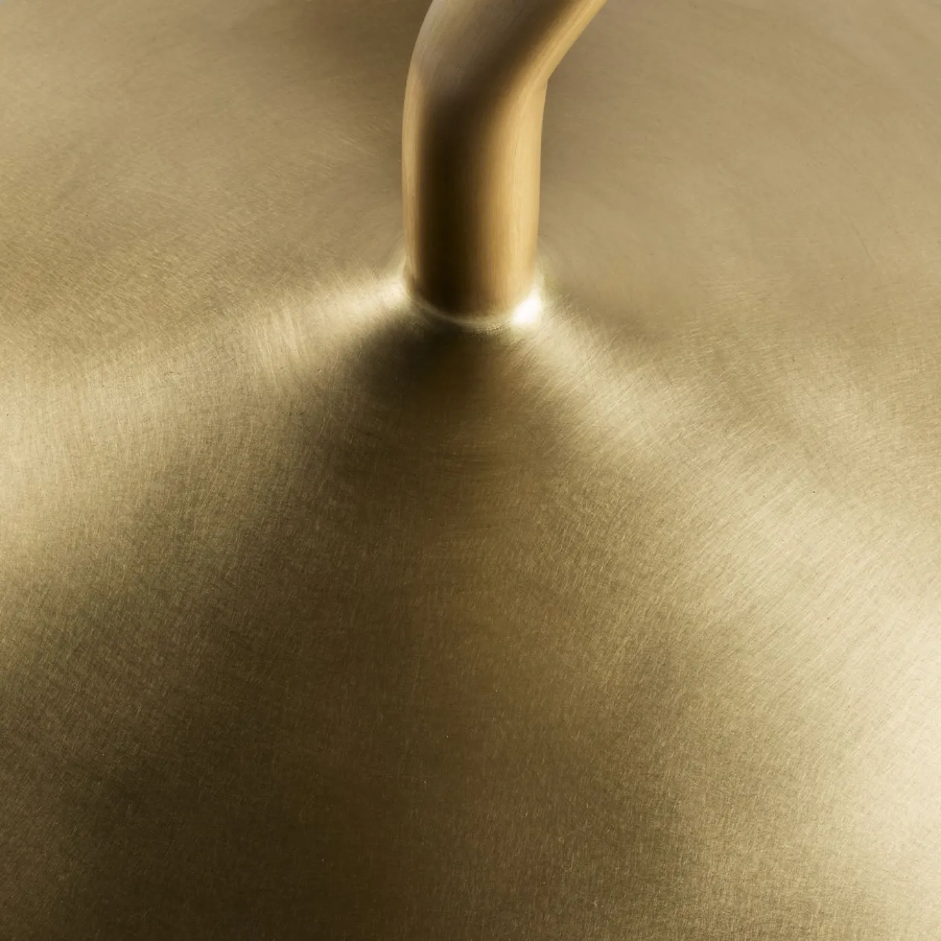 Tavolino Balance multifunzionale in bronzo dorato di Millim Studio