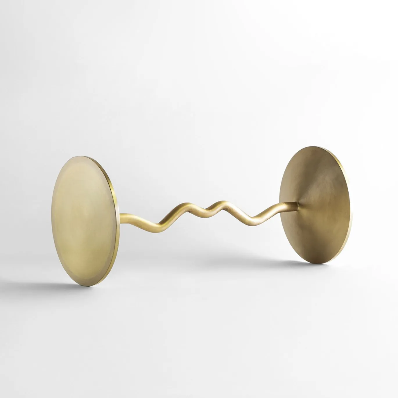 Tavolino Balance multifunzionale in bronzo dorato di Millim Studio