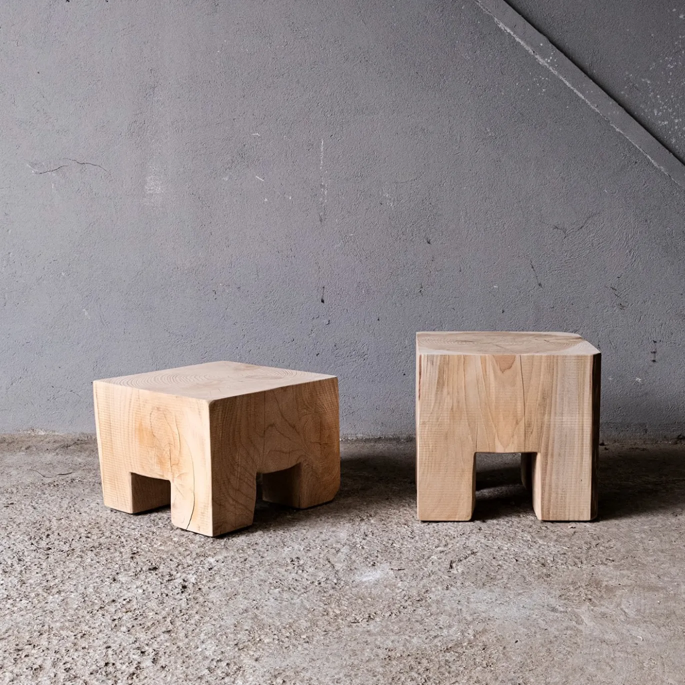 Tavolino basso Skelly Cube finitura naturale