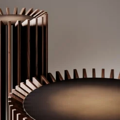 Tavolino Blade in legno canaletto e piano in metallo brunito