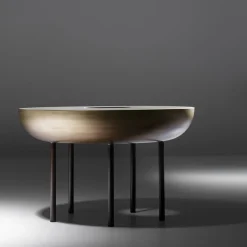 Tavolino Botero 50 in ottone spazzolato di R&D Studio