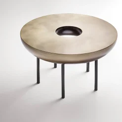 Tavolino Botero 50 in ottone spazzolato di R&D Studio