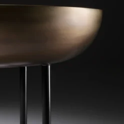 Tavolino Botero 50 in ottone spazzolato di R&D Studio