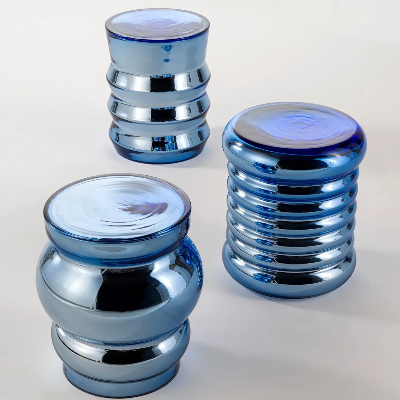 Tavolino Bouchon modello A in vetro blu di Dan Yeffet
