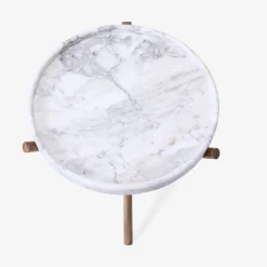 Tavolino con gambe in noce canaletto e marmo bianco carrara Lase
