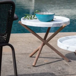 Tavolino con gambe in noce canaletto e marmo bianco carrara Lase