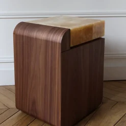 Tavolino contenitore Amo in legno con onice miele