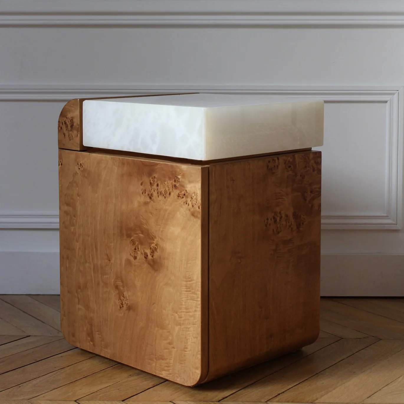 Tavolino contenitore in legno di radica con top in onice bianco