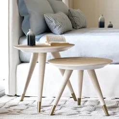 Tavolino Cupertino Gueridon con gambe rivestite in rafia della Collezione Riviera
