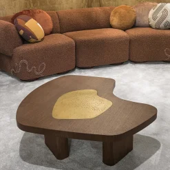 Tavolino da caffè a forma fluida con dettagli ottone Yin